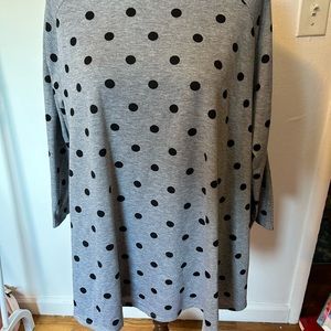Grey polka dot shirt 3/4 shelves